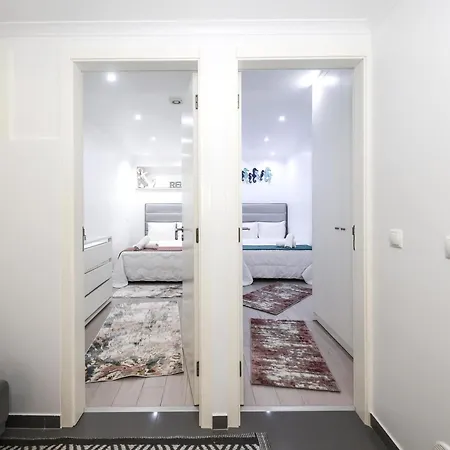 Dina House Назаре