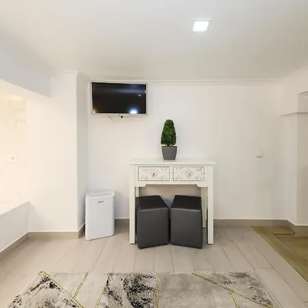 Dina House Apartament *