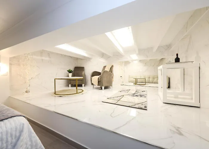 Dina House Nazaré